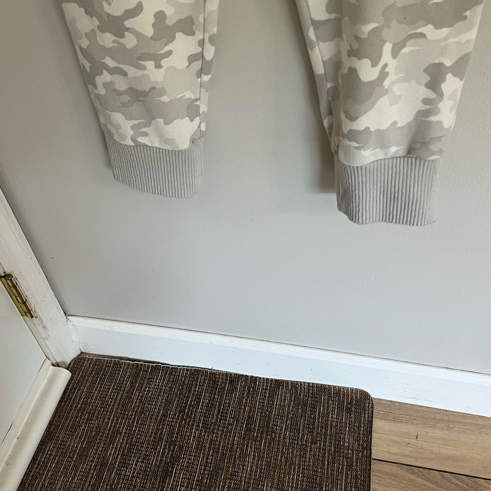 Time and Tru Gray and White Camouflage Sweatpants Relaxed Fit - Picture 7 of 9